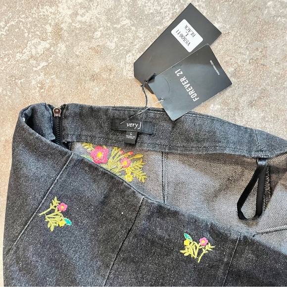 Very J Forever 21 Black Denim Floral Embroidered Skirt Size Large 100% Cotton - Picture 6 of 8